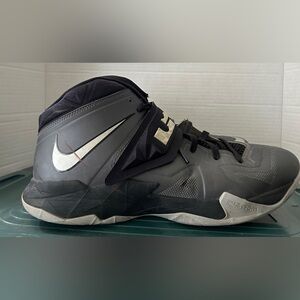 Nike Lebrons Gray High-Top Sneakers 599264-004 Men’s 13 EUC